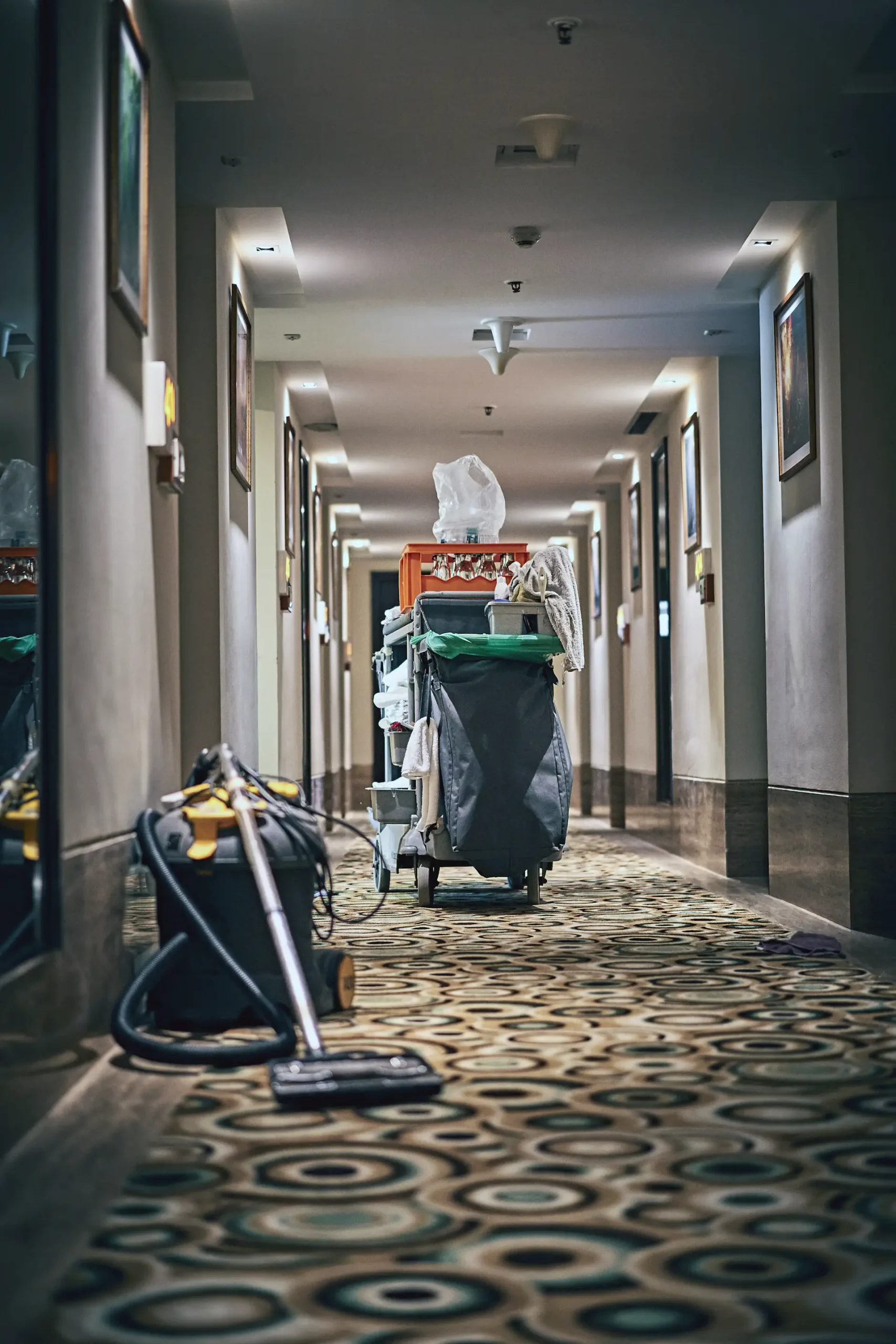 Hotel schoonmaakbedrijf De Blinker: Uw partner in hygiëne en gastvrijheid. Voor perfecte schoonmaak en comfort in elke ruimte van uw hotel.