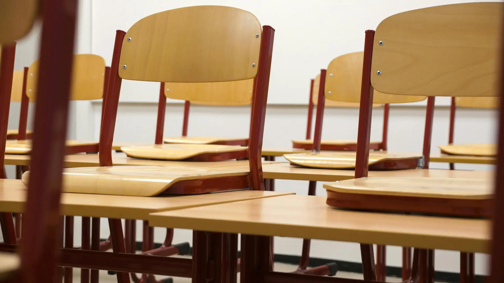 Schoonmaak scholen bij De Blinker: Ervaren in grondige, hygiënische schoonmaak voor scholen in Leiden. Voor een veilige leeromgeving. Schoonmaak onderwijs