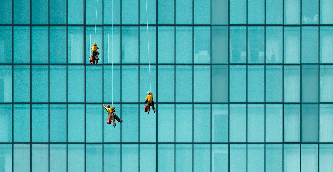 Vacatures bij schoonmaakbedrijf De Blinker: sluit je aan bij ons team in Leiden en omgeving als schoonmaker of glazenwasser.